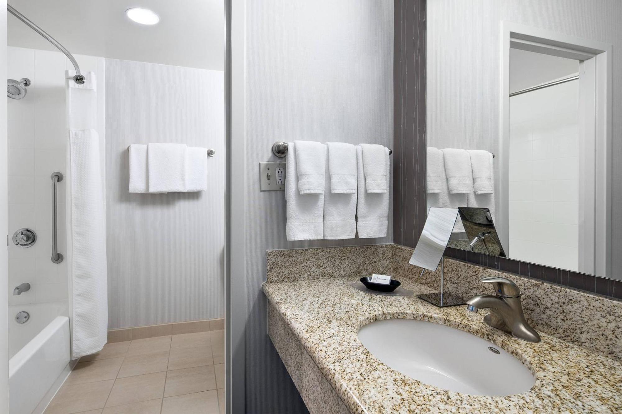 Courtyard By Marriott Pittsburgh Airport Hotell Coraopolis Eksteriør bilde