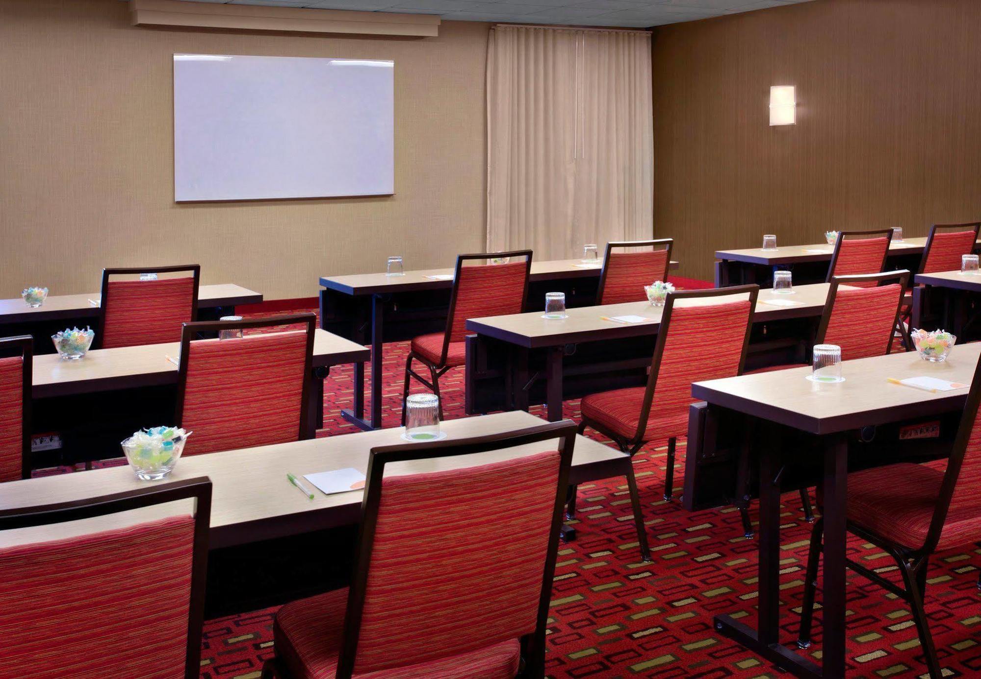 Courtyard By Marriott Pittsburgh Airport Hotell Coraopolis Eksteriør bilde