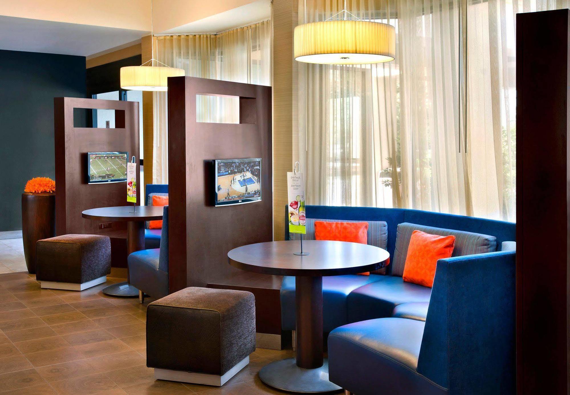 Courtyard By Marriott Pittsburgh Airport Hotell Coraopolis Eksteriør bilde